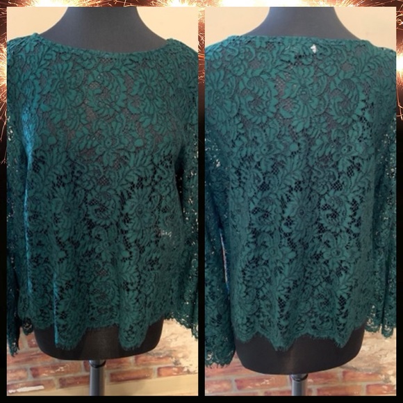 ♠️Gorgeous Lace Top♠️ - Picture 1 of 6